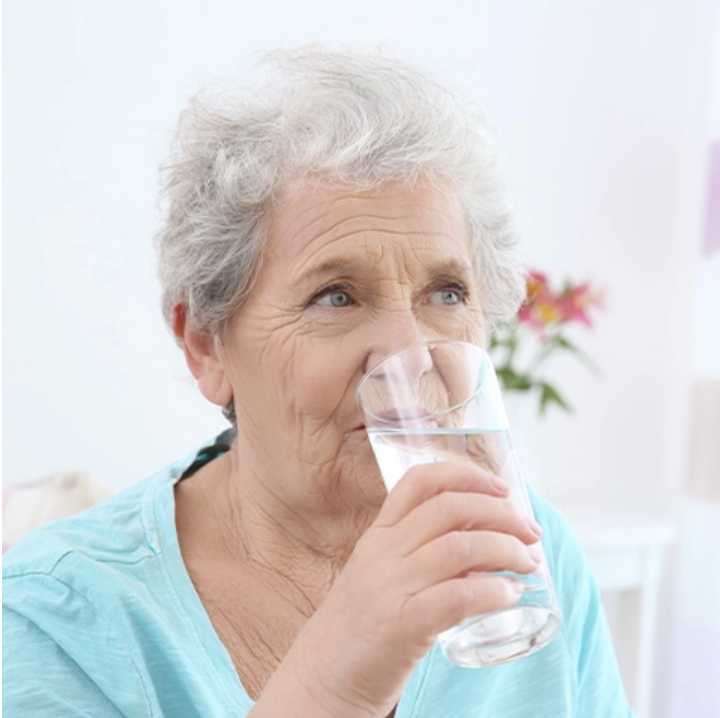 L'importance de l'hydratation chez les personnes âgées